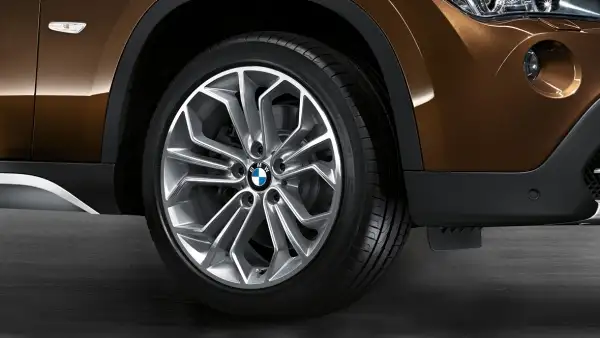 BMW Alufelge Wabenstyling 323 silber/glanzgedreht 9J ET41 X1 E84