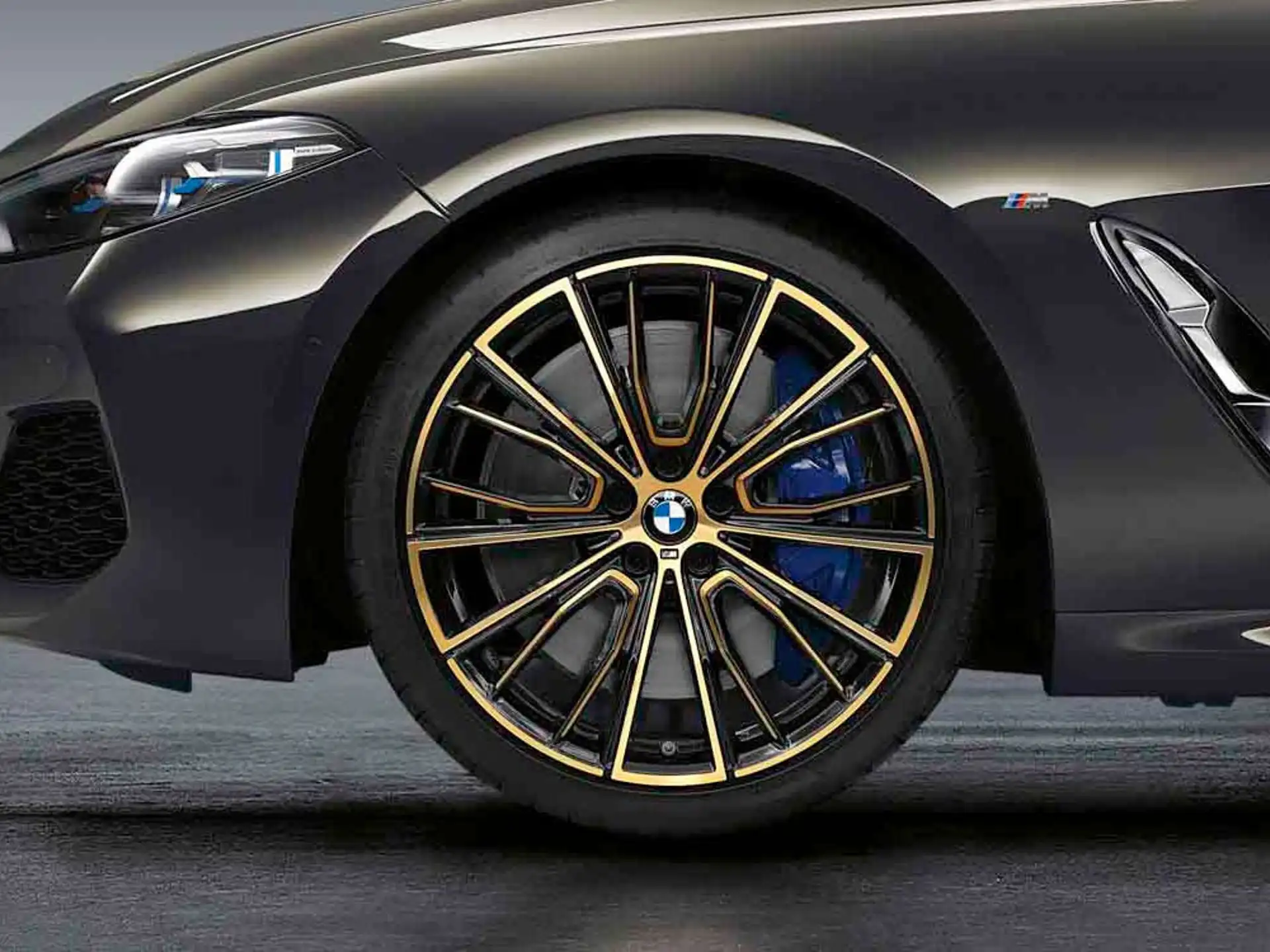 BMW Sommerkompletträder M Performance Vielspeiche 732M bicolor (night gold/hochglanzpoliert) 20 Zoll RDCi 8er G14 G15 G16 Pirelli (Mischbereifung)