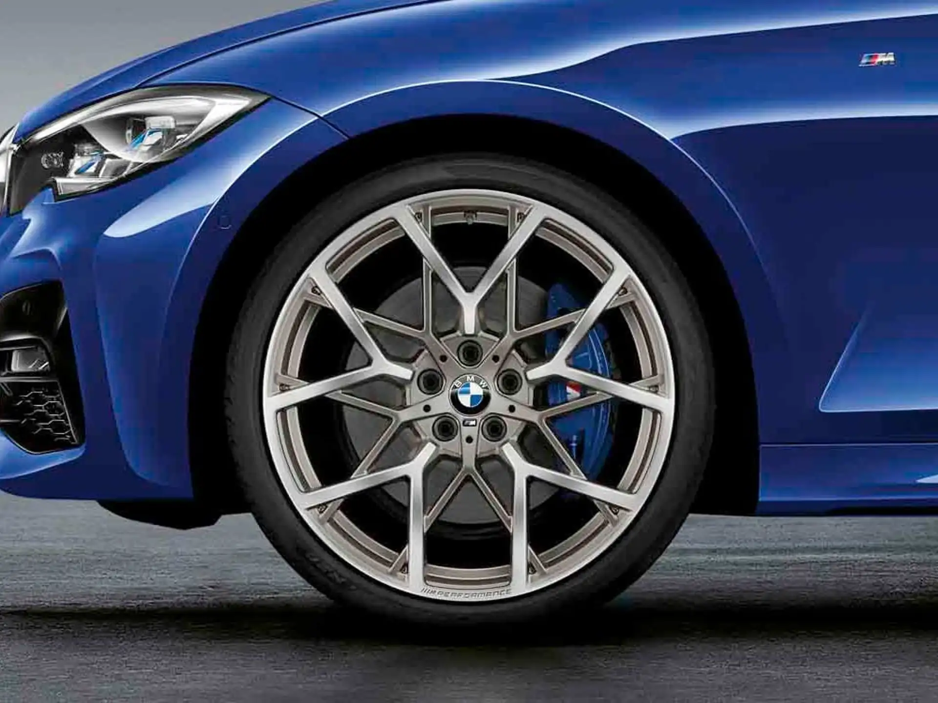 BMW Sommerkompletträder M Performance Y-Speiche 795 bicolor (ferricgrey / hochglanzgefräst) 20 Zoll RDCi 2er G42 3er G20 4er G22 Pirelli (Mischbereifung)