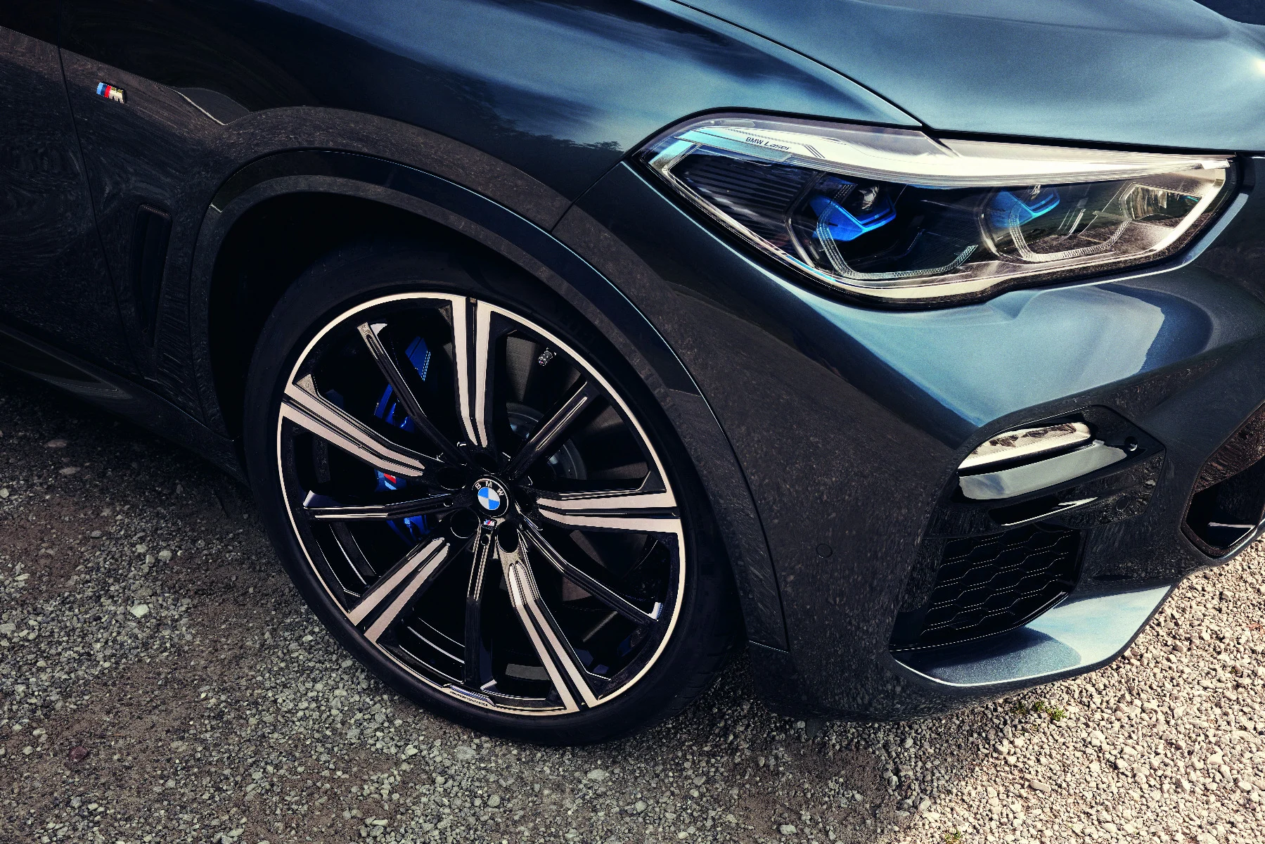 BMW Sommerkompletträder M Performance Sternspeiche 749M Bicolor (jetblack uni/hochglanzpoliert) 22 Zoll RDCi X5 G05 LCI X6 G06 LCI Continental (Mischbereifung)